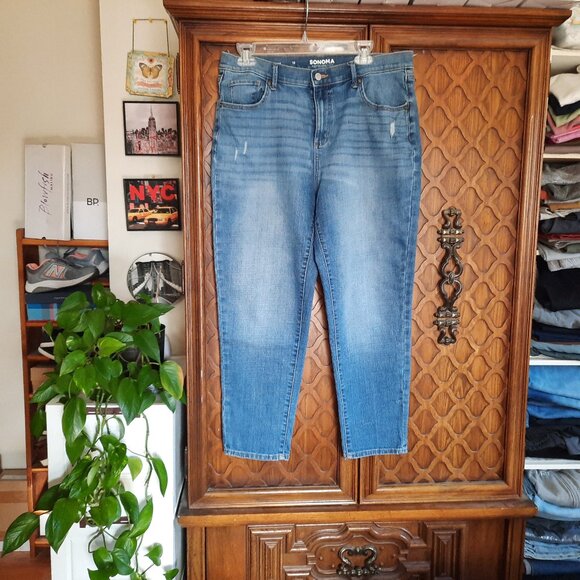 SONOMA Distressed Mid-Rise Cropped Boyfriend Jeans NWOT! - Size 12 - Picture 2 of 16